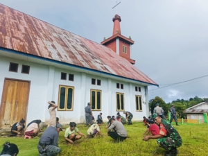 Polsek Liang dan Koramil 1308-11 Gelar Bakti Sosial di Desa Tunggaling, Warga Antusias dan Terharu