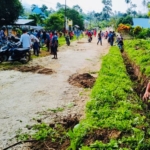 Swadaya Warga Totikum Berlanjut: Tiga Desa Kerja Bakti Bersihkan Saluran Air untuk Persiapan Perbaikan Jalan