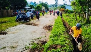 Swadaya Warga Totikum Berlanjut: Tiga Desa Kerja Bakti Bersihkan Saluran Air untuk Persiapan Perbaikan Jalan