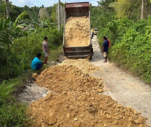 Masyarakat Totikum Beraksi: Swadaya dan Gotong Royong Perbaiki Jalan Rusak Sambil Menunggu Perhatian Pemerintah