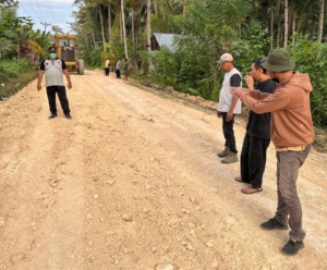 Kapolsek Totikum IPTU Nichlas P. Gaghana Tunjukkan Kepemimpinan Teladan, Turun Langsung Bantu Perbaikan Jalan Rusak