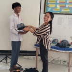 SMKN Peling Tengah Salurkan Bantuan Seragam dari Disdikbud Sulteng kepada Siswa