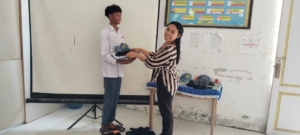 SMKN Peling Tengah Salurkan Bantuan Seragam dari Disdikbud Sulteng kepada Siswa